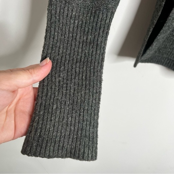 Abercrombie Womens Size XS Dark Grey Wool Blend V Neck Sweater Embroidered Logo - Picture 5 of 8